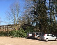 Parkplatz mit kleiner Halle